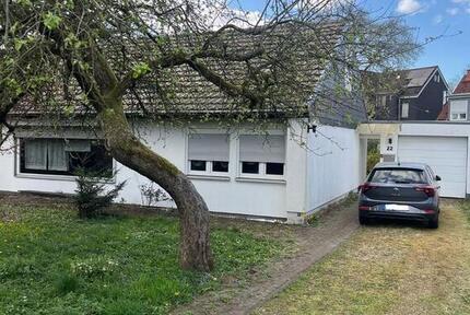 Freistehendes Einfamilienhaus mit großem Garten, Stellplätzen